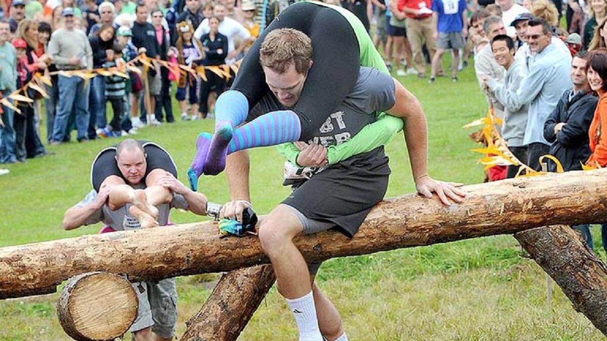 "مهرجان بطولة حَمل الزوجات" في كل عام يقام في فنلندا،حيث يتجمّع الرجال في مُسابقة رياضيّة ، وهي حمل الزوجات. ولا يتطلب منك دخول هذه المسابقة الا ان تكون متزوجاً ولكن يُمكِنك أن تحمل زوجة أحدهم، ويحظى الفائز بمقدار وزن زوجته عسل نحل طبيعي.