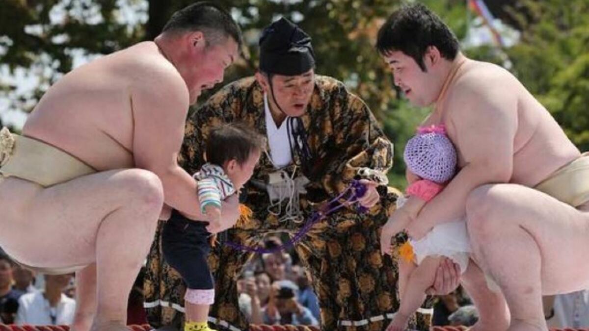 مُسابقة “ناكي سومو” اليابان  وتتكوّن المُسابقة من مُصارعين "سومو" يحملون الأطفال، ويُحاولون جعل الطفل الذي يحمله المُصارع الآخر يبكي.وتعقد هذه المُسابقة في معبد "سنسوجي" ، واستمر انعقاد هذه المُسابقة لأكثر من 400 عاماً، استُغِل فيها الأطفال الرُضّع الباكين.