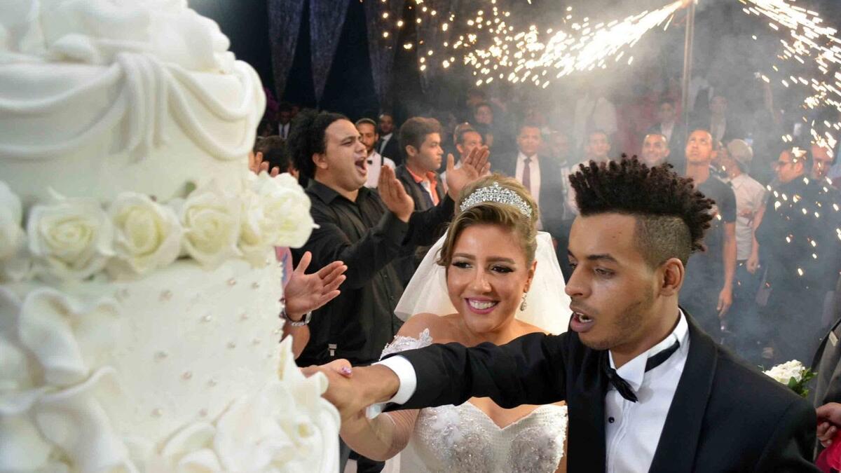 فيلم “كلبي دليلي” هو كان بداية قصة الحب التي جمعت بين الفنانة مي كساب و زوجها المطرب الشعبي محمد الشهير بـ”أوكا”. الحب هذا انتهى بحفل زواج جميل.