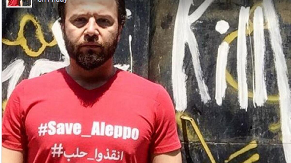 الممثل السوري مكسيم خليل الداعم للثورة السورية، أعلن تضامنه مع ضحايا القصف بحلب، مرتدياً قميصاً أحمر اللون يحمل هاشتاغ #انقذوا_حلب ضمن حملة دولية تحمل نفس الاسم للفت أنظار العالم لما يجري في سوريا.