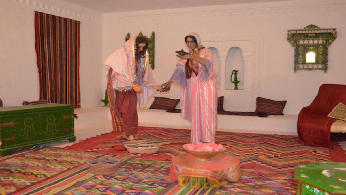 تونس:
في مدينة صفاقس تقفز العروس فوق الأسماك لجلب الحظ السعيد، وفي مدينة بنزرت تجر العروس سمكة بضعة أمتار ومن ثم تقفز فوقها سبع مرات قبل أن تأكلها، لدرء الحسد.