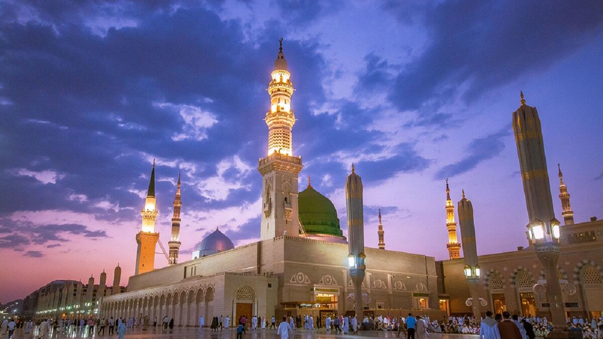 من الدول تتخذ  المولد النبوي يوم عطلة رسمية: سوريا، الأردن، مصر، الإمارات، سلطنة عُمان.
يعود أصل الاهتمام بيوم المولد النبوي الشريف إلى النبي محمد نفسه، حيث كان يعظم يوم الإثنين ويصومه ويقول: (هذا يوم ولدت فيه).