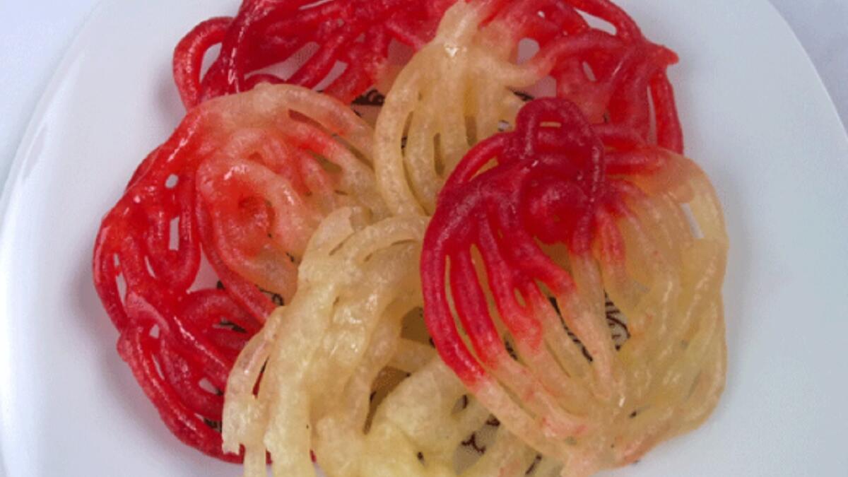 توزع في هذا اليوم تشكيلة من الحلويات الشرقية التي تشتهر بها بعض الدول العربية والتي تقدم بشكل خاص للاحتفال بذكرى المولد النبوي الشريف مثل: البقلاوة، الغريبة، الكعك بالتمر، المشبك الشامي، السمسمية، الفولية، أهرامات جوز الهند.