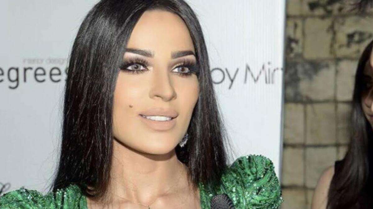 الممثلة اللبنانية ندين نسيب نجيم / جائزة أفضل ممثلة لبنانية لدور أول عن مسلسل "نص يوم"، والتي ارتدت فستانا أخضر قد ارتدته النجمة العالمية سيلين ديونفي بحفل توزيع جوائز Grammy Awards هذا العام.