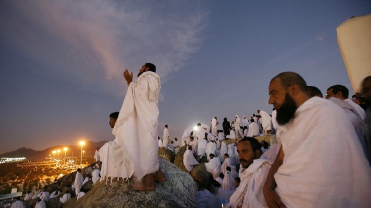 تعد الايام العشرة بمنزلة  الأيام العشرة الأخيرة من شهر رمضان ؛ لما أورده ابن تيمية .غير ان فيها( يوم عرفة ) ، وهو يومٌ عظيم يُعد من مفاخر الإسلام ، وله فضائل عظيمة ، لأنه يوم مغفرة الذنوب والتجاوز عنها ، ويوم العتق من النار.