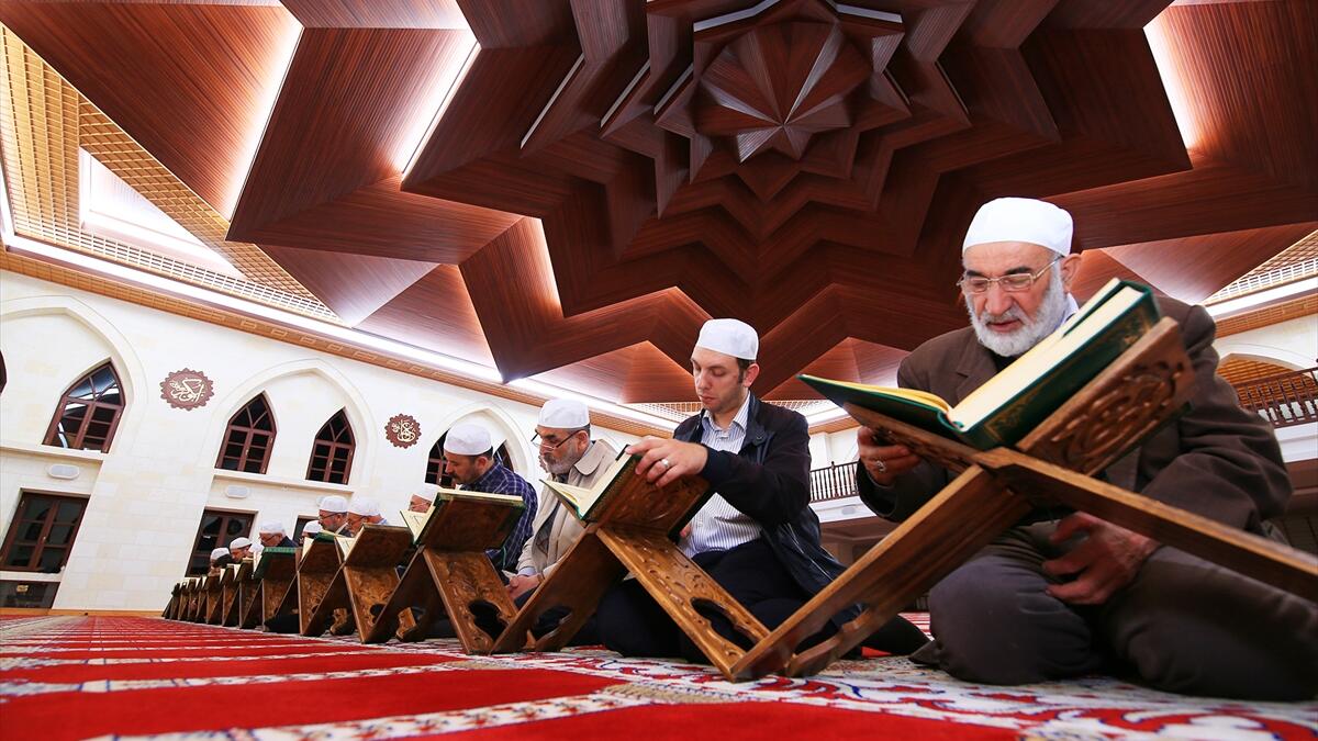 عبادة الله تعالى والتقرب إليه بالطاعات القولية أو الفعلية من الأمور الواجبة والمطلوبة من الإنسان المسلم في كل وقتٍ وحين ؛ إلا أنها تتأكد في بعض الأوقات والمناسبات التي منها هذه الأيام العشرة من شهر ذي الحجة ومنها الإكثار من ذكر الله ودعائه وتلاوة القرآن الكريم