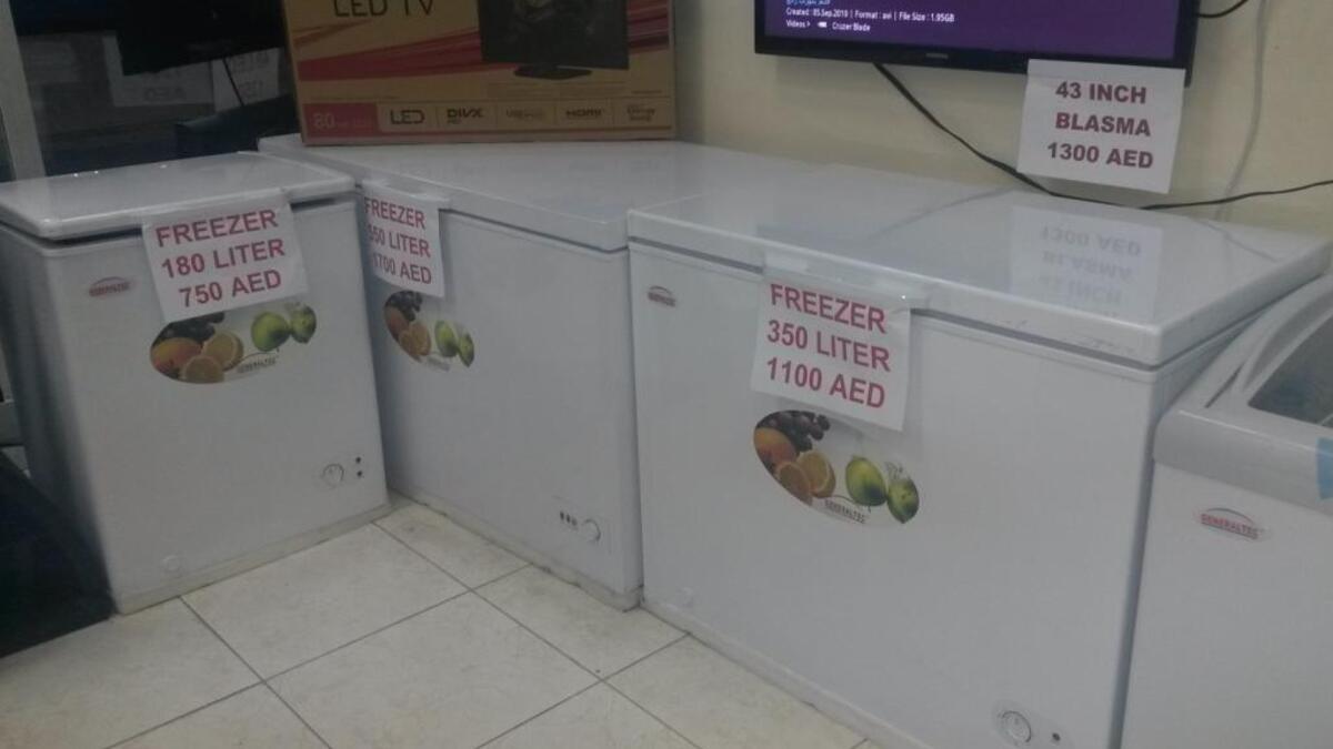 بمجرد ما ان تفتح الجريدة في هذه الفترة ستجد عروض كبيرة وملفتة للثلاجات والغسالات والتلفزيونات بمناسبة عيد الأم، وكأن الأم ستستخدم هذه الأدوات لوحدها في المنزل.