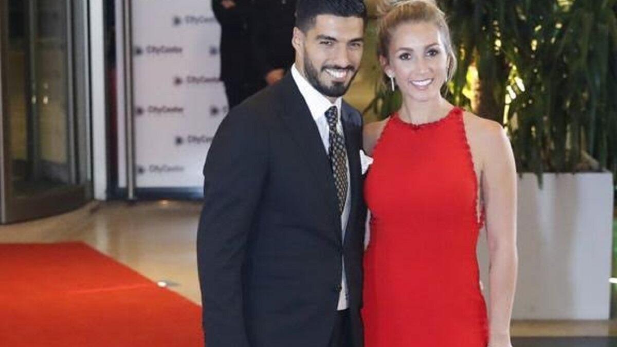 النجم الأرجواني لويس سواريز وزوجته سوفيا بالبي حضرا الحفل