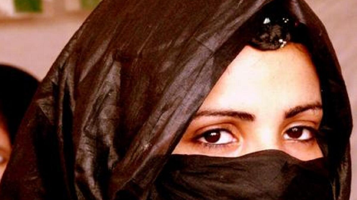 موريتانيا:
تحاول ان تزيد من وزنها قبل الزفاف للحصول على عريس ميسور الحال، وتقيم بـ "مخيمات الدهون" لتسمن، وترتدي اللون الأسود في العرس وتبدي عدم رغبتها بالزواج، تخطف من قبل صديقاتها ويأتي العريس مع أصدقائه لاسترجاعها.