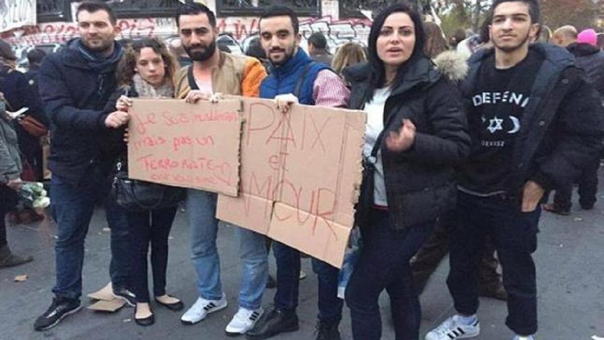 ردا على الهجمات التي تعرض لها الفرنسين وربط الإرهاب بالإسلام أقدم شاب سوري بحمل لافته "أنا مسلم لست إرهابي" وسط  شوارع باريس بعد الهجمات الدموية. الفيديو الذي حقق مشاهدات كثيرة على موقع (الفيسبوك)، أظهر تعاطف المارين مع الشاب في فرنسا.