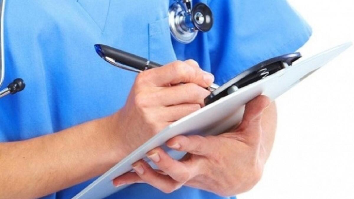 24/4/2016 : ممرض بدرجة مساعد طبيب اغتصب فتاة فاقدة الوعي في غرفة العناية المركزة في إحدى مستشفيات صنعاء، أثناء مناوبته ليومين، وحين استيقظت الفتاة أخبرت الممرضة ورصد له كمين في اليوم الرابع ليمسك متلبسًا.