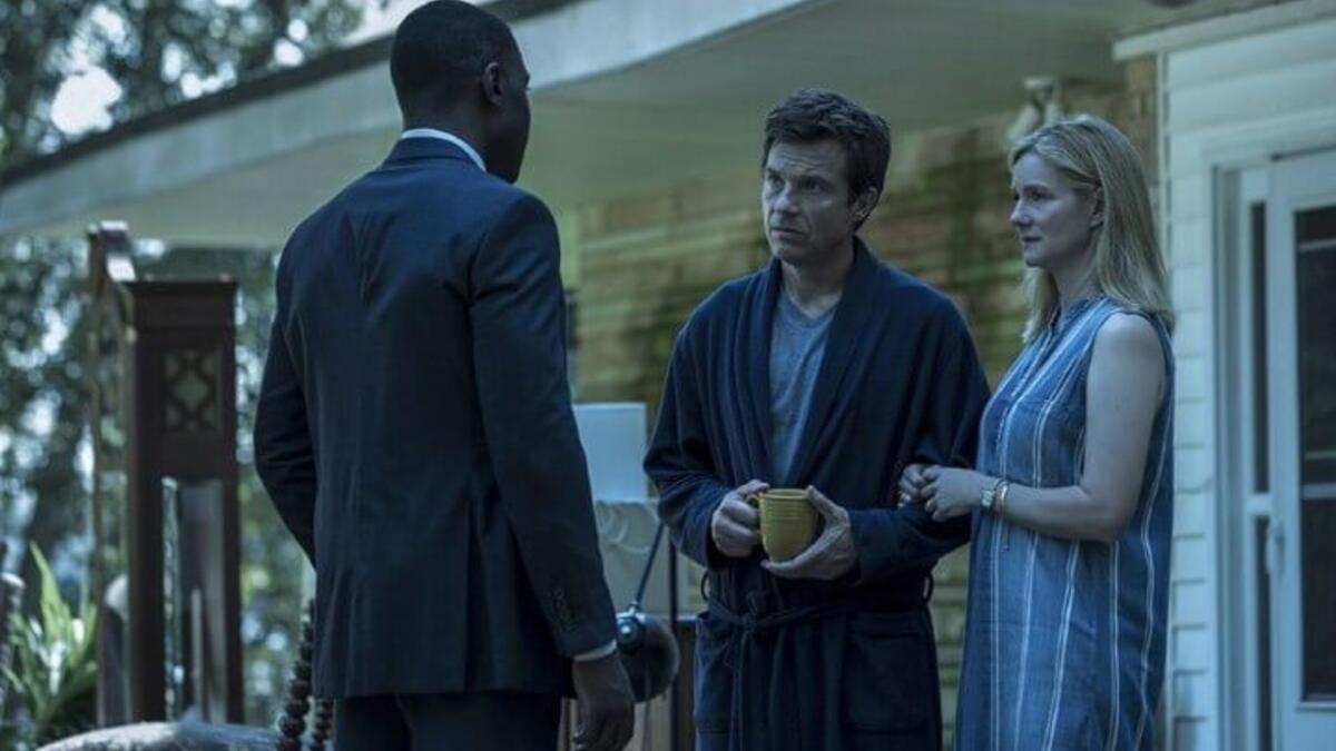 Ozark – الموسم الثاني: تدور الأحداث حول مستشار مالي يُدين وعائلته بمال كثير لأحد أكبر تجار المخدرات، فيضطر لغسل الملايين من الدولارات لسداد الدين لكن الأمور لا تسير كما يرام.