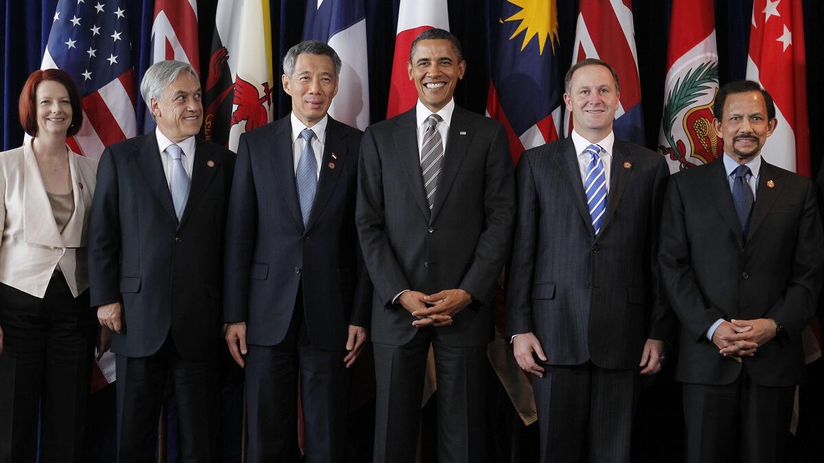 "اتفاقية الشراكة الاقتصادية الإستراتيجية عبر المحيط الهادئ" تشارك فيها عدة دول مهمة منها اليابان وكندا وامريكا...فهي تسعى لفتح منطقة للتجارة الحرة بينها، إلا أن الرئيس المنتخب تعهد "بتقطيعها" عقب وصوله لسدة الرئاسة.