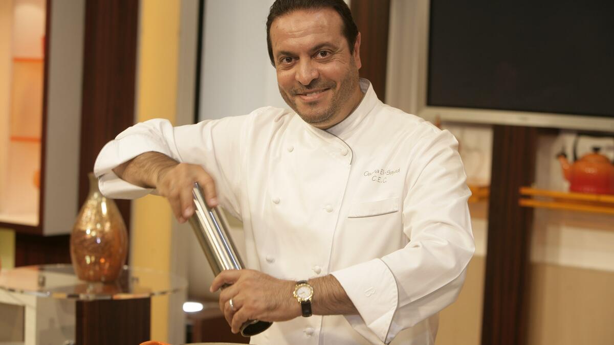 أسامة السيد: شيف مصري، درس في الولايات المتحدة الأمريكية وفرنسا فن الطهي، وعمل كرئيس طهاة في أشهر المطاعم الفرنسية ويقدم حاليا برنامج “مع أسامة أطيب” على تلفزيون دبي، ويعتبر أشهر شيف عربي على الساحة، حصل على العديد من الجوائز لمشاركته في مهرجانات الطهي .