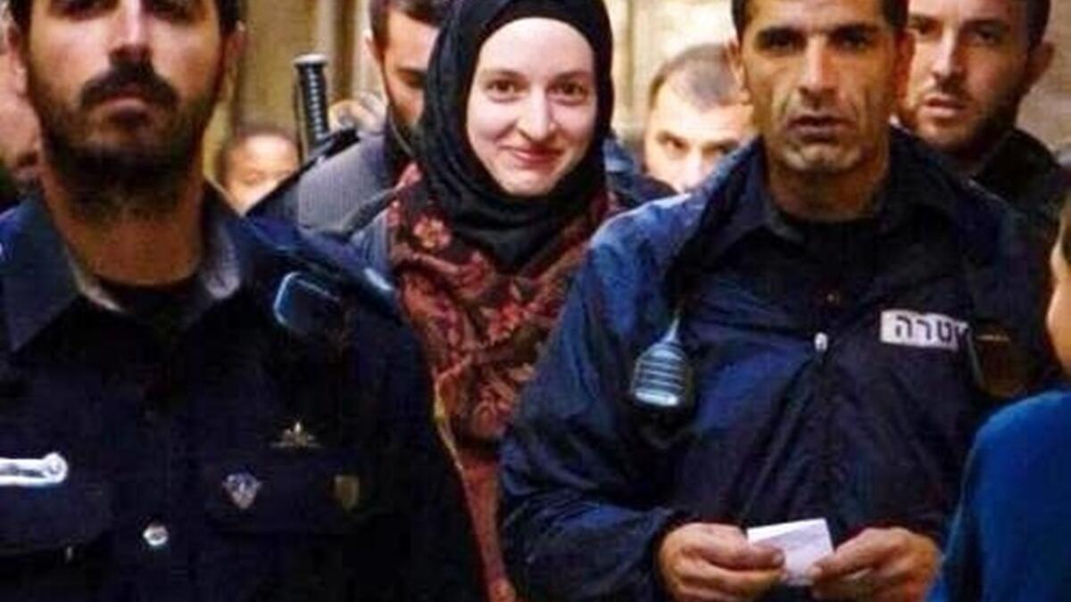 واجمل وصف لهذه الصورة هو "الجميلات هن الثائرات"!