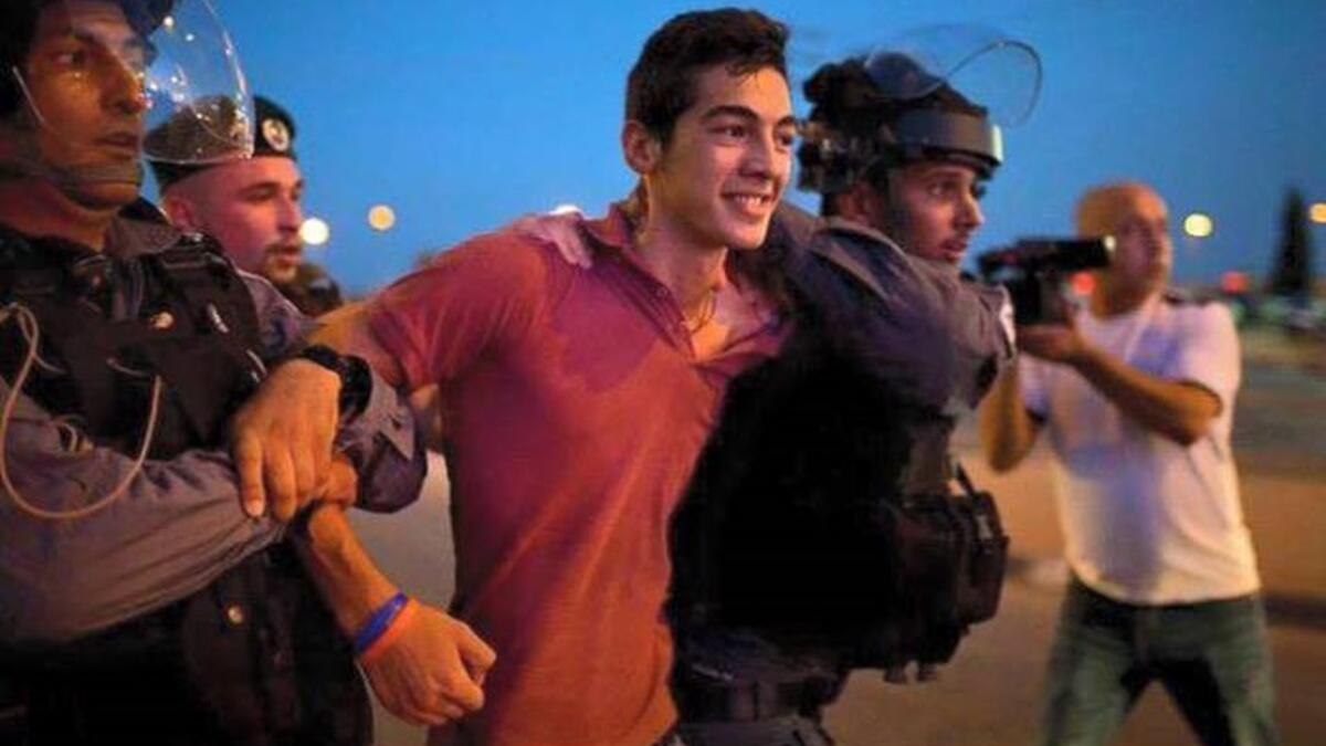 "ابتسامة قهَرت السجّان".. هكذا وصف رواد مواقع التواصل الاجتماعي تلك الابتسامة التي تزيّن وجوه الأسرى الفلسطينيين المعتقلين لدى قوات الاحتلال الإسرائيلي.