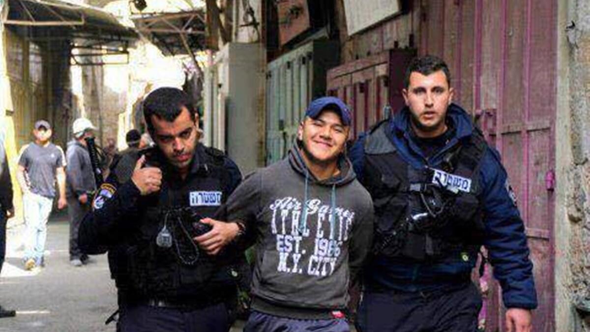 الغريب ان يكون الضعيف والمعتقل مبتسم والقوي والسجان تظهر على وجهه ملامح الخوف والتردد.