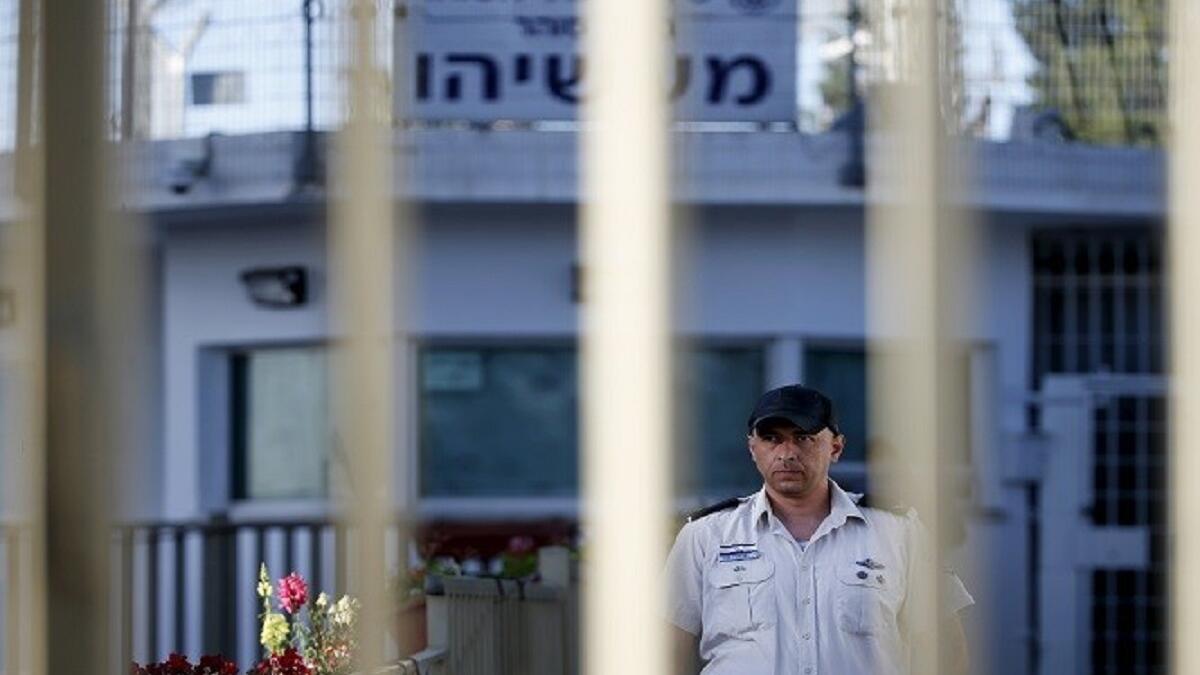 السجون: يتوزع الأسرى في عدد من السجون، وأهمها سجن النقب وسجن مجدو، وسجن نفحه، معتقل أوهلي كيدار، ومعتقل إيشل، وعزل الرملة (أيالون)، ومستشفى سجن الرملة، وسجن هداريم، وسجن شطة، وسجن جلبوع، وسجن الشارون، وسجن نفي ترستيا، وسجن الدامون.