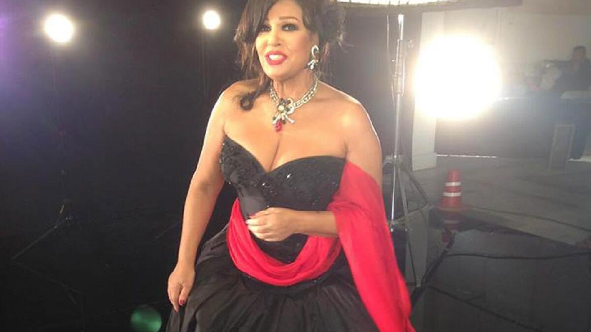 أدانت الفنانة فيفي عبده، الهجمات الإرهابية التي ضربت العاصمة الفرنسية باريس، وأسفرت عن وقوع قتلى وجرحى. وكتبت فيفي عبده، عبر حسابها الشخصي على موقع تبادل الصور "إنستجرام": "حسبي الله ونعم الوكيل في قتل الأبرياء".