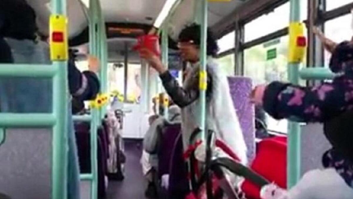 أطلقت امرأة سيلا من العبارات العنصرية المؤذية نحو امرأتين محجبتين على متن حافلة بـ لندن .وصفت المرأة المحجبتين بأنهما أكياس من الرمل وكلبات داعش، وبدأ الشجار عندما كانت المرأتان تتحدثان لغة بلدهما الأصلي، فبادرت المرأة المعتدية بسبهما.