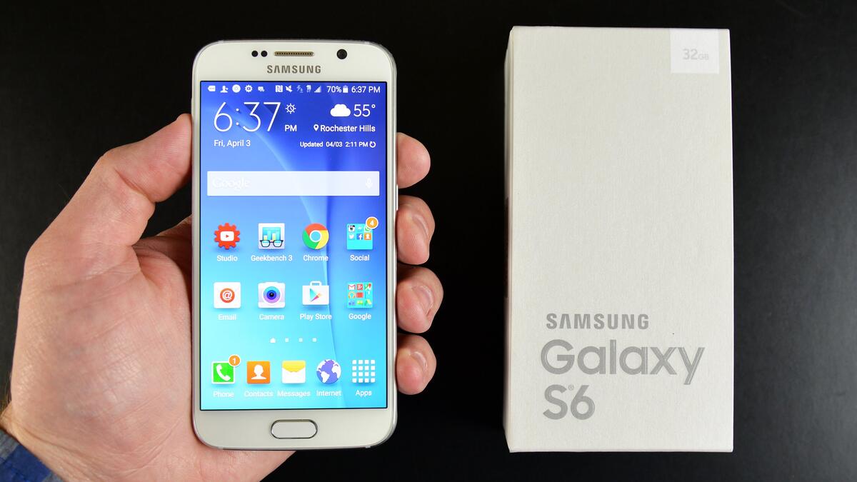سامسونج جالكسي إس 6 هو هاتف ذكي من إلكترونيات سامسونج ضمن سلسلة Galaxy S يعمل بنظام أندرويد تم الاعلان عنه مارس 2015 في المؤتمر العالمي للجوال MWC .حساس لقياس نبض القلب عند حمل الجهاز في اليد.قارىء بصمة الإصبع لغلق الجهاز وفتح الجهاز الشحن اللاسلكي