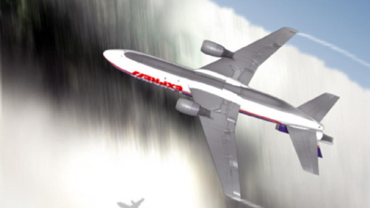 مهندس طيران أوشك على أن يتم فصله من العمل بسبب مخالفاته في التقارير حول ساعات الطيران الخاصة به فوضع خطة تتمثل بركوب طائرةٍ وتحطيمها حتى تحصل أسرته على قيمة التأمين على حياته وللسيطره على المختطف قاموا بالطيران بالمقلوب وهو ما أنقذ الطائرة من محاولة الاختطاف