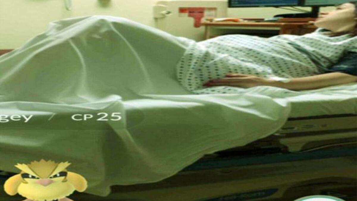 لم يستطع أحد مستخدمي لعبة البحث عن البوكيمون أن يمنع نفسه من استكمال عملية البحث حتى أثناء انتظار وصول مولوده الجديد، فقد تمكن من العثور على أحدهم وافقًا جانب السرير، الذي ترقد عليه زوجته في المستشفى، استعدادًا لعملية ولادتها.