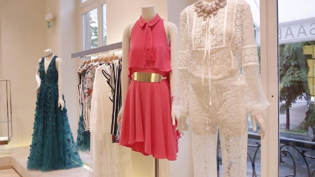 صورة من بوتيكات إيلي صعب الموجودة في باريس تختصر الأناقة والفخامة في التصاميم.