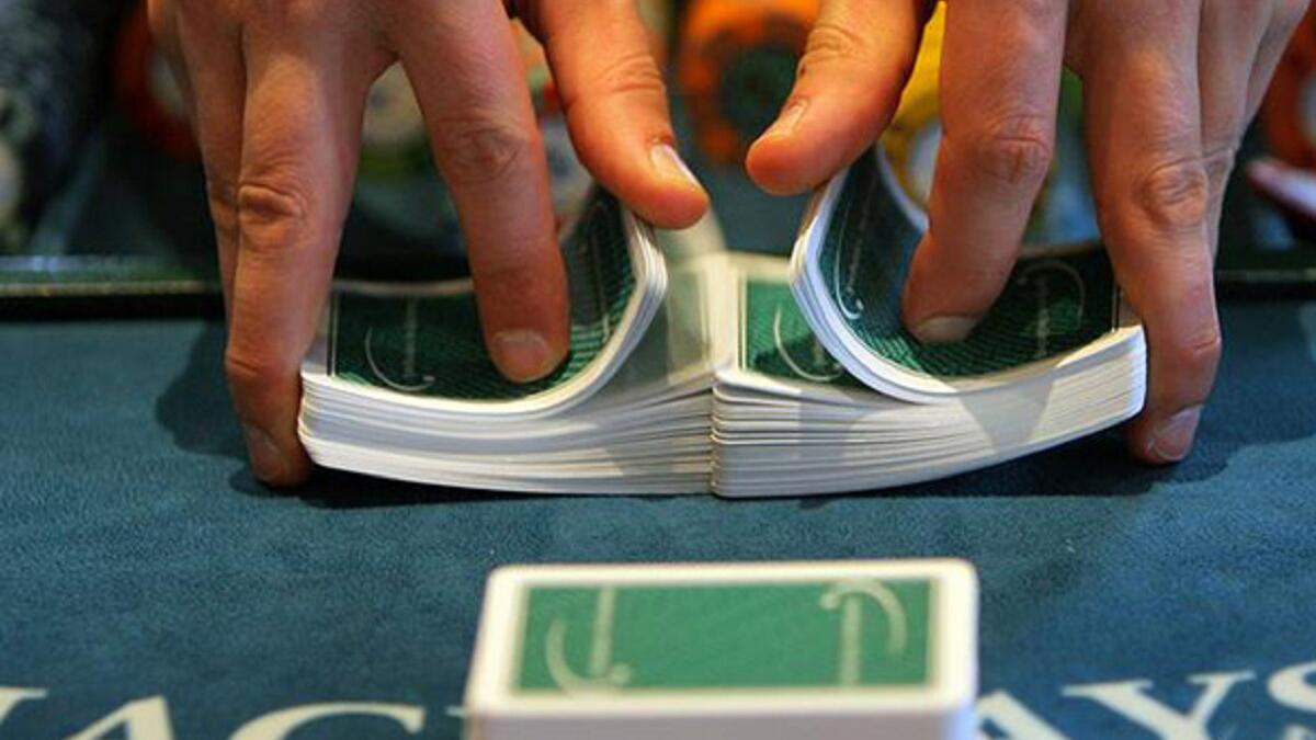 القمار في المكتبة: قانون صدر في بريطانيا سنة 1898 يسمى "قانون جرائم المكتبة" ما زال ساريًا إلى اليوم، وينص على مجموعة من الممنوعات التي لا يمكن للمواطنين ممارستها في المكتبات، من بينها القمار.