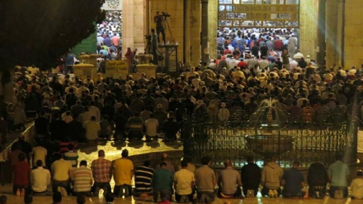 ذكر نبينا محمد صلى الله عليه واله وسلم أن عظمة ليلة القدر لاتحصيها الروايات والاذكار , فان احياء ليالي القدر توجب مغفرة  الرحمة حيث جاء في الحديث ” من احيا ليلة القدر غفرت له ذنوبه ولو كانت ذنوبه عدد نجوم السماء , ومثاقيل الجبال , ومكاييل البحار ”