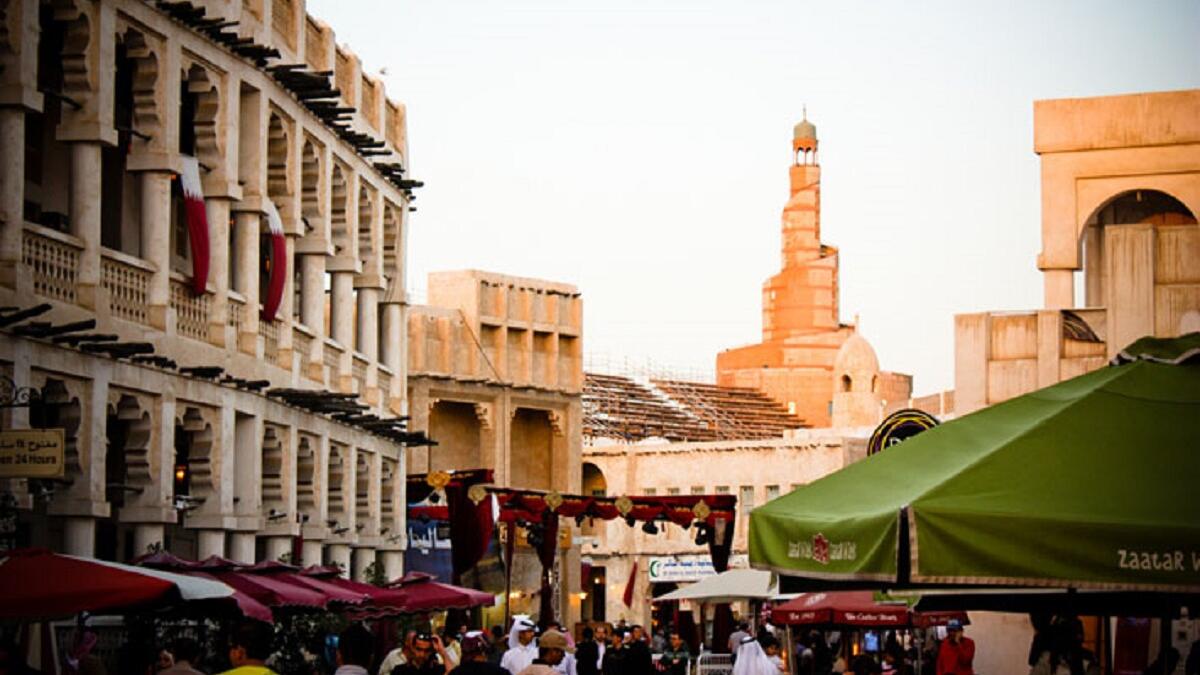 "قطر" تنص المادة 267 على تجريم الأكل في نهار رمضان،وتعاقب المخالف بالحبس لمدة لا تتجاوز ثلاثة أشهر، وبغرامة لا تزيد عن ثلاثة آلاف ريال (824$)،أو بإحدى هاتين العقوبتين.ولا يفرق القانون القطري بين المسلم وغيره إذ تقبض دوريات الشرطة على كل مَن يأكل في نهار رمضان.