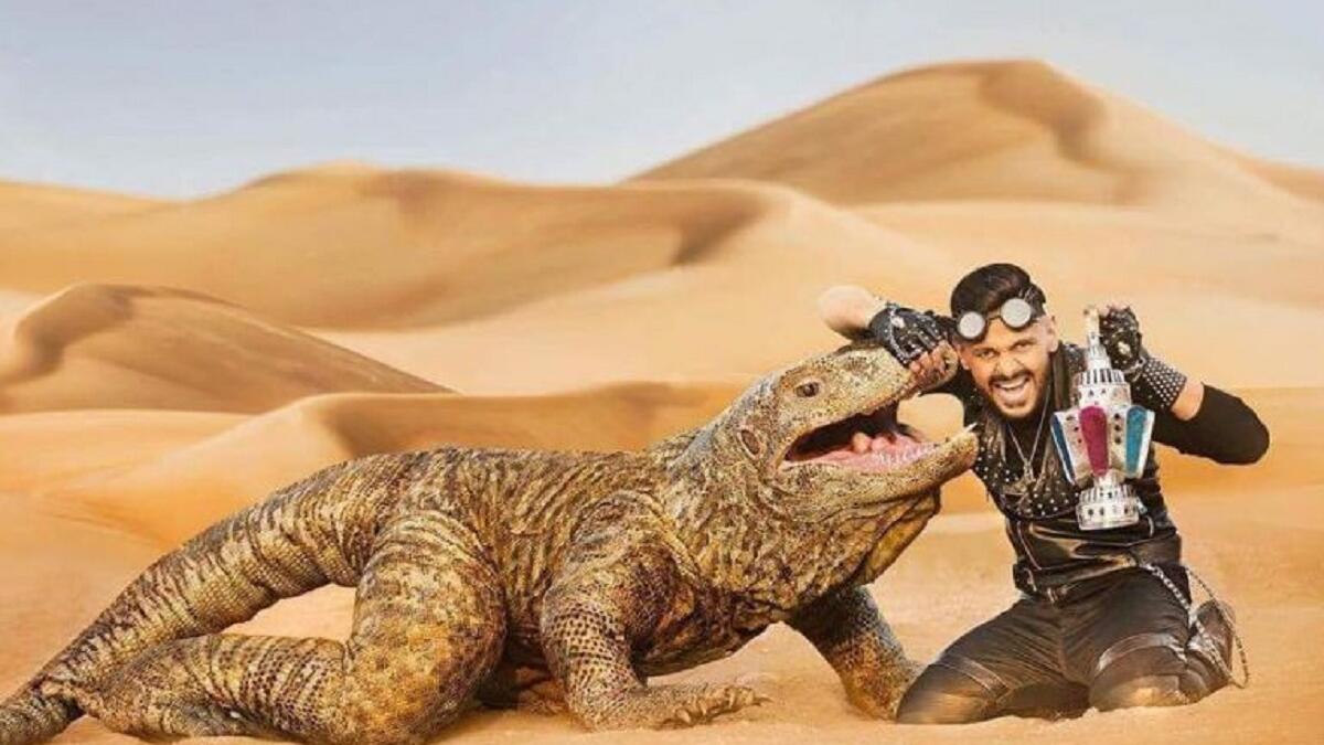 رامز تحت الأرض/2017: استدعاء ضيف لمقابلة مع الإعلامي نيشان في صحراء أبوظبي، ثم يطلب منه أن يصور إعلانًا وسط الرمال، تبدأ المغامرة بفقدان السائق السيطرة على مركبته ثم الوقوع في الرمال المتحركة التي تسحب الضيوف للأسفل ويأتي رامز متنكرا بزي سحلية ضخمة.