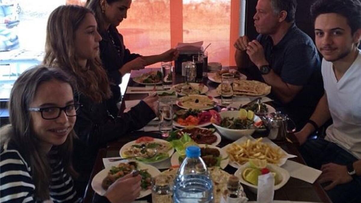 باتت تغريدات الملكة وما تشارك به متابعيها على المواقع التواصل الاجتماعي من صور للعائلة المالكة،حديث الساعة واللافت انها أخرجت العائلة المالكة من الاطار الرسمي،فالصور بدت عفوية لانها التقتت بواسطة خلوي،وليس بعدسة مصور محترف، وهو ما اضفى طابعا انسانيا