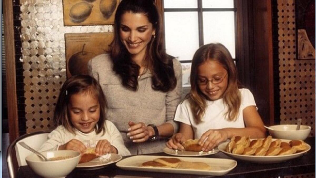 تنشر  الملكة رانيا العبدالله العديد من الصور التي تبين عفويتها وببساطتها كصورها في المطبخ او مع عائلتها في المطاعم العامة.