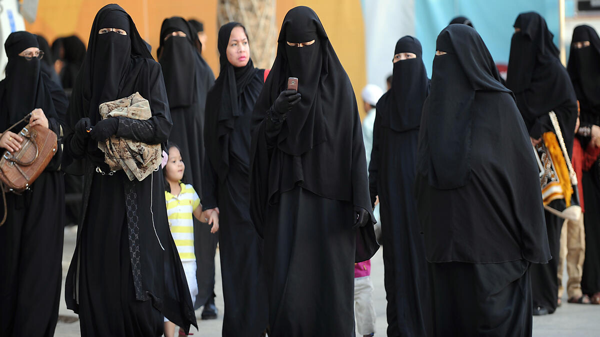 قدمت فتاة سعودية بشكوى رسمية لإحدى المؤسسات الحكومية ضد موظف،تتهمه فيها بالتحرش بها. وفي التفاصيل أن الموظف اتصل بها وطلب مراجعتها لأحد فروع المؤسسة وحينما وصلت تحرش بها لكنها أوقفته عند حده. وطالب المواطنين  بإصدار نظام للحدّ من ظاهرة التحرش.