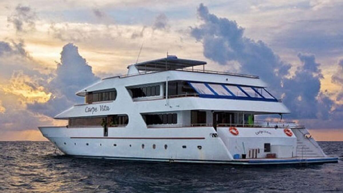 "كاربي فيتا إكسبلورر" توفر تجارب الغوص على متن قوارب الـ"Liveaboard"، أو "الفنادق العائمة" فرصة استثنائية لاستكشاف عالم المحيطات، وأحد أفضل هذه القوارب وأكثرها رفاهية هو يخت "كاربي فيتا" الذي يبلغ طوله 125 قدماً، ويبحر في جزر المالديف.