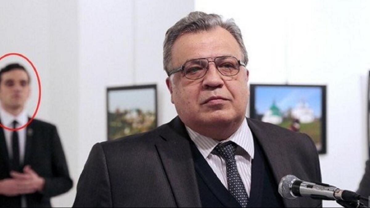 أما ملتقط صور القاتل برهان أوزبيليسي، الذي يعمل لصالح وكالة "أسوشييتد برس"،  الذي قرر توثيق الحدث قال: "الرجل كان مضطربًا، وراح يدور حول جثة السفير الملقاة أرضًا، ممزقًا بعض الصور المعلقة"