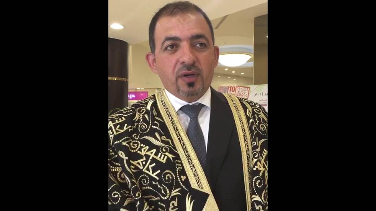 محمد محمود العزام/  سوق عكاظ:
الفائز بالمركز الأول في جائزة "شاعر عكاظ" في موسمها العاشر، وقع الاختيار على نص "نشيد الصعاليك" وهو من النصوص التي كتبها وأخذت منه وقتًا طويلاً، وهو نص تقليدي ولكن في بنائه وصوره حداثي.