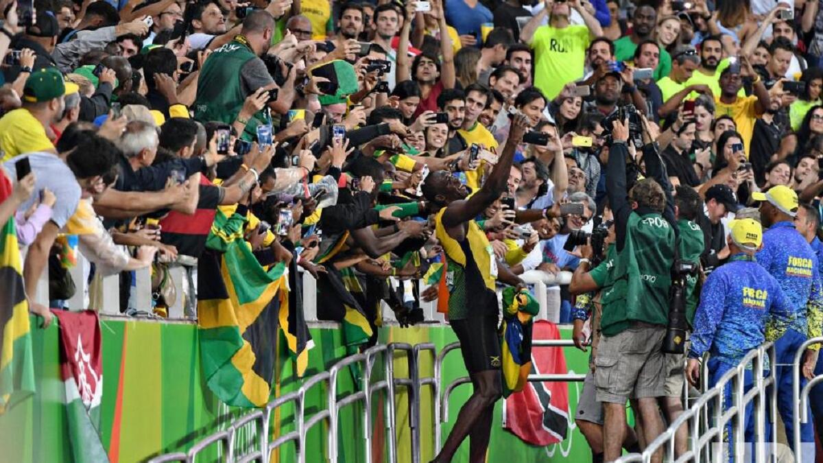 سيلفي أوسين بولت
التقط العداء الجامايكي أوسين بولت صورة سيلفي مميزة مع المشجعين، عقب حصوله على الميدالية الذهبية في سباق 200 متر رجال، بأولمبياد ريو دي جانيرو.