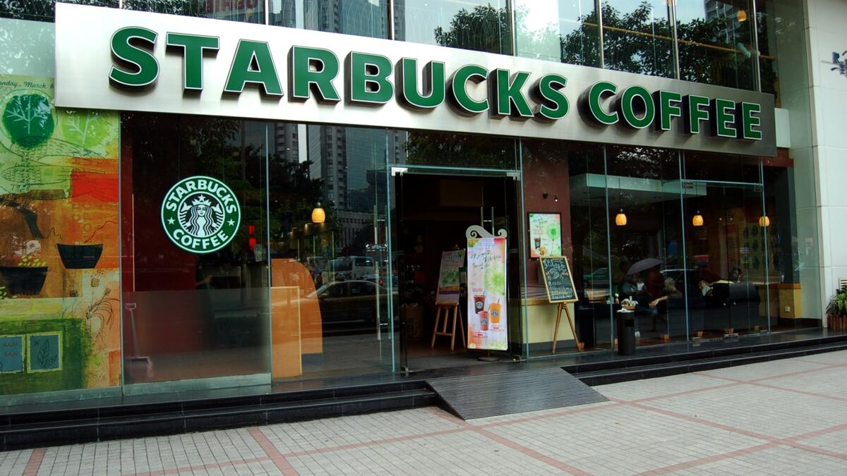 Starbuck” "هي شركة مقاهي أمريكية، ومؤسس الشركة المشارك هوجوردون بوكر، ويقول أن تسمية الشركة بهذا الاسم جاء من اسم منجم تعدين قديم يقع بين شلالات وجبل رينييه Starbo. حيث تم تعديل الاسم قليلًا من قبل المؤسسين ملفيل وبوكر في موبي ديك.