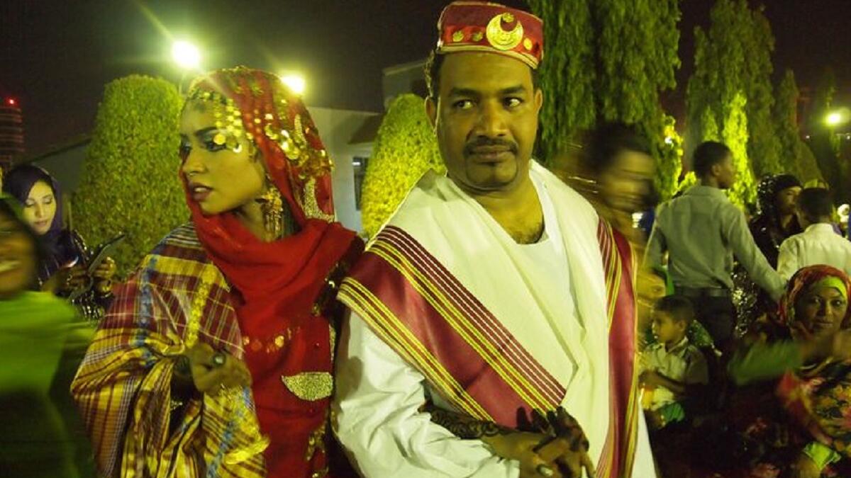 السودان:
يجلد العريس بالسوط في حفل الزفاف، او يقوم بجلد أصدقائه ليثبت قدراته البدنية، ويدوس العريس على قدم العروس عند الانتقال إلى بيت الزوجية، إشارة إلى سيطرته عليها.