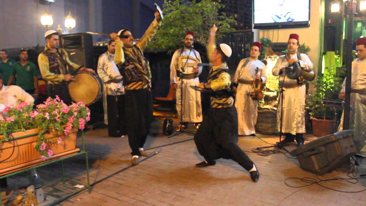 سوريا:
يسير العريس مع مجموعة من أصدقائه، من منزله إلى منزل العروس بصرف النظر عن المسافة، وتلصق العروس قطعة من العجين على باب منزلها الجديد، فإن وقعت يدل ذلك على سوء الطالع.