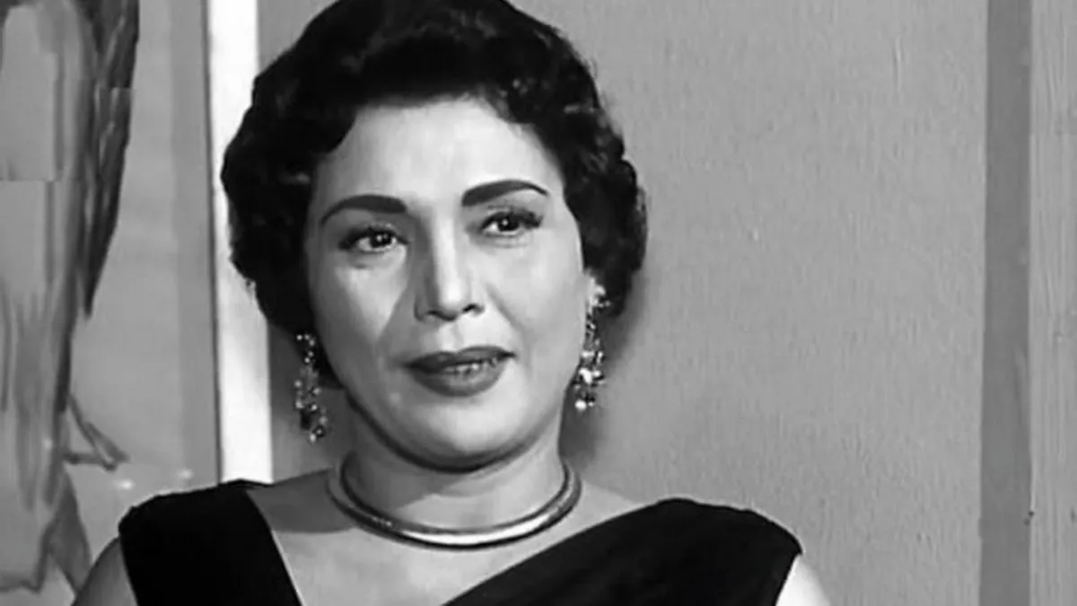 الراقصة “تحية كاريوكا” كان لها مواقف سياسية حازمة،فكانت معارضة للملك فاروق، ومن بعده الرئيس جمال عبد الناصر. وانتقدت "كاريوكا"،الرئيس الراحل جمال عبد الناصر،حيث وصفت أداءه بأنه لا يفرق شيئًا عن أداء الملك فاروق،والذي عرضها للاعتقال في الحقبة الناصرية.