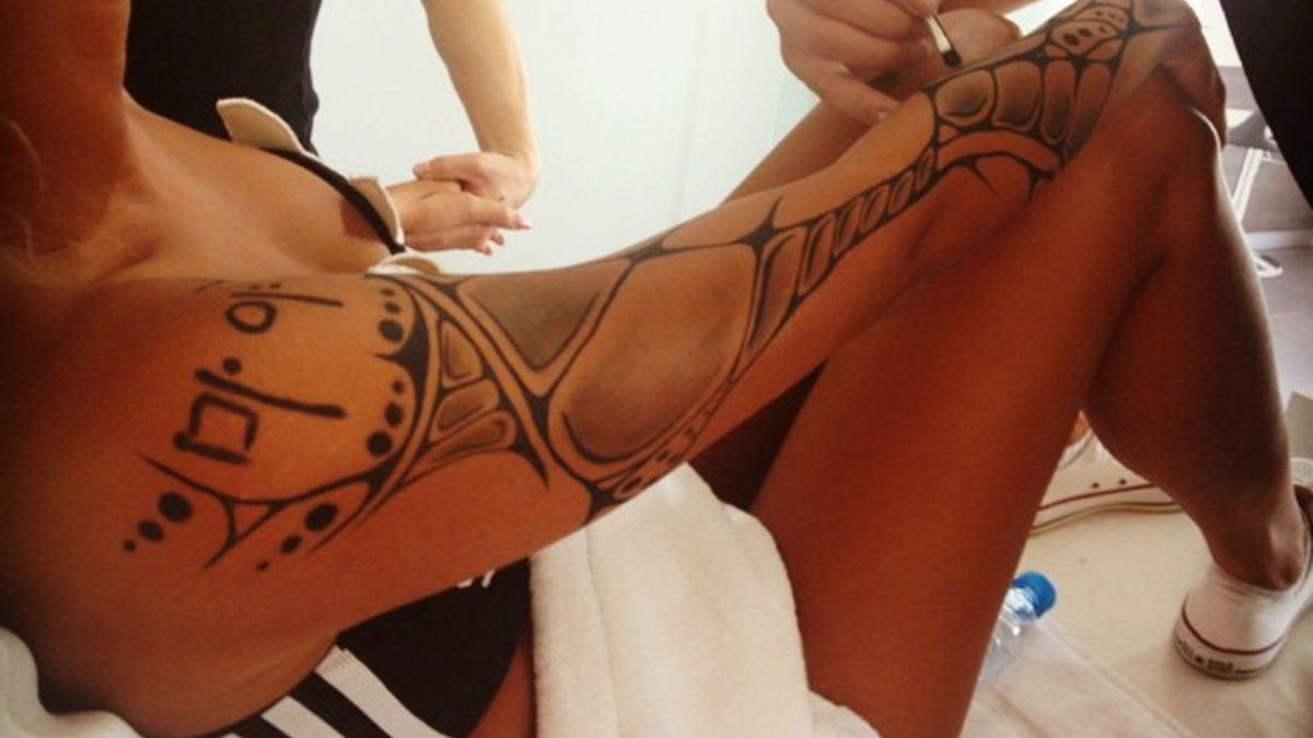 تعتبر مايا دياب من أكثر الفنانات التي تثير الجدل حوليها دوماً بسبب اطلالاتها الجريئة والغريبة وحتى بالتاتو كانت مايا دياب الأجرأ حيث رسمت تاتو على كل جسدها أثار حولها موجة من الانتقادات