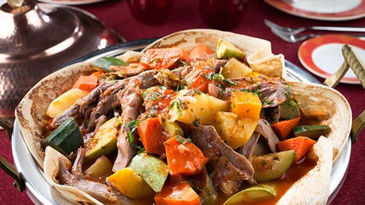 تحرص العائلات القطرية على تواجد الطبق الصحي البسيط "الثريد" الذي يعتبر من الأطعمة الرئيسية بالبلاد والذي يمد الجسم بالطاقة التي يفقدها طوال يوم الصيام، حيث يتكون هذا الطبق من الخبز واللحم والمرق مع الخضراوات.