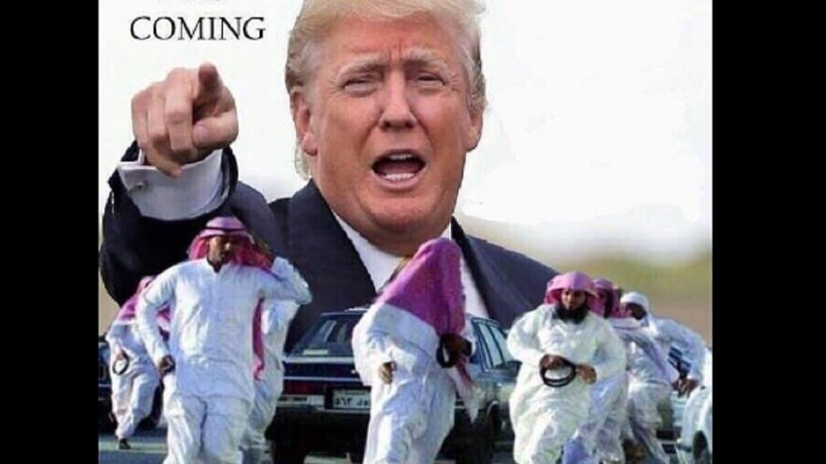 ترامب لم يتوقف عن تهديد العرب بطردهم من أمريكا في جميع تصريحاته أثناء حملته. وبعد فوزه ظهرت صورة ساخر على تويتر يظهر فيها شباب سعوديين يهربوا بعدما اشار لهم ترامب وهو يقول لهم "I am coming".