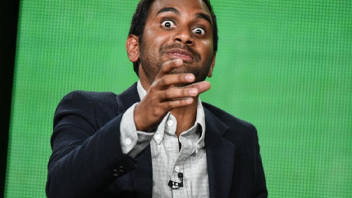 فنانين كوميدين رسموا الابتسامة بخفة ظلهم ، الفنان الكوميدي "عزيز أنصاري" من أشهر الفنانين الكوميديين من أصول مسلمي التاميل، وتعمل والدته فاطمة في عيادة طبية ووالده شوكت هو طبيب في أمراض الجهاز الهضمي ، وهو الذي رسم وغرس الابتسامه بخفة ظله .