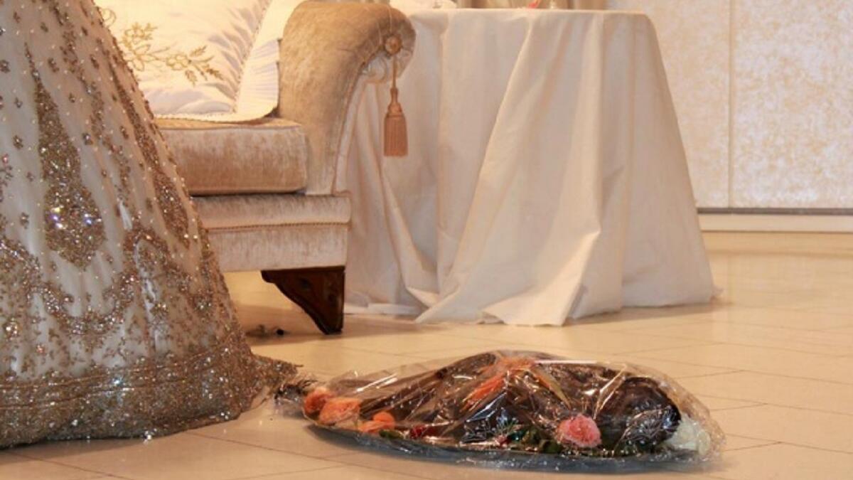 تونس: تقفز العروس في مدينة صفاقس التونسية فوق السمك مرات عدة طلباً للحظ السعيد فيما تقوم العروس في مدينة بنزرت بجر سمكة مربوطة برجلها بضعة أمتار ثم تقفز فوقها سبع مرات قبل أن تكون أول من يأكل منها لإبعاد الحسد والشر