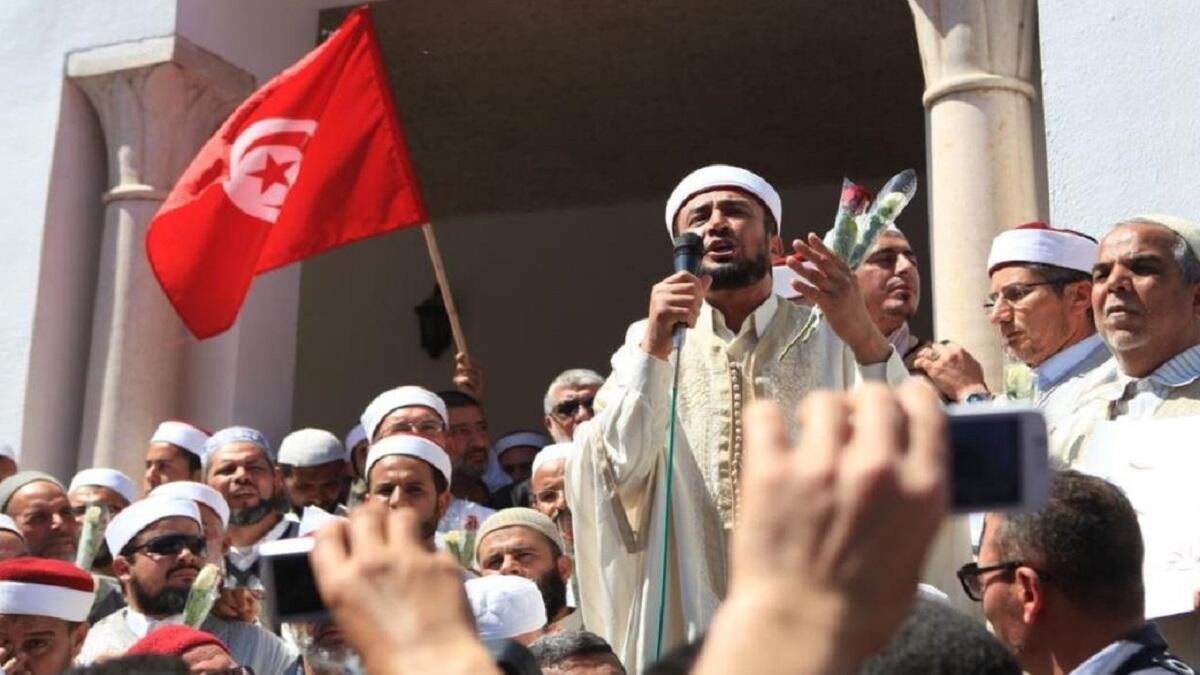 "تونس" لا توجد قوانين تجرّم الإفطار العلني في رمضان. لكن أغلب المقاهي والمطاعم تقفل في النهار، ويفتح القليل منها أبوابه لاستقبال المفطرين. لكن يمكن للسلطات أن تتخذ إجراءت قانونية ضد المفطرين علناً بتهمة "الإخلال بالآداب العامة".