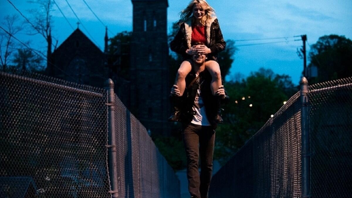 Blue valentine: 
فتاة طموحة تعاني من التفكك الأسري، تضطر للزواج من شاب عديم الطموح بعد أن يظهر حملها، لتبدأ مشاكلها معه في البحث عن الوظيفة.